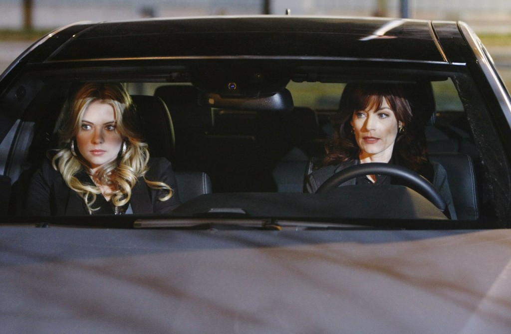 Hanna (Ashley Benson) et Ashley ( Laura Leighton) dans leur voiture