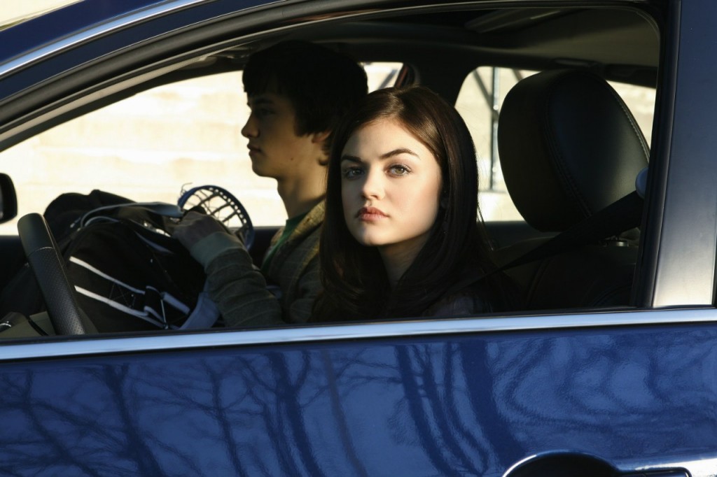 Aria (Lucy Hale ) en voiture