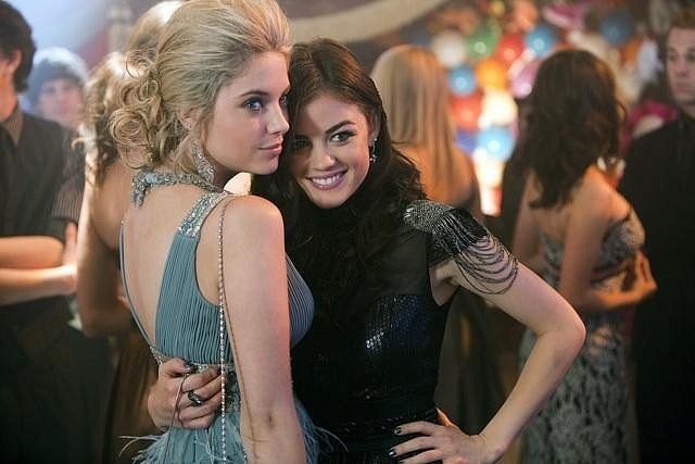 Hanna ( Ashley benson) et Aria ( Lucy Hale) pendant le bal