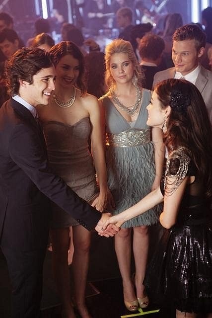 Aria ( Lucy Hale) rencontre Alex (Diego Boneta) pendant le bal
