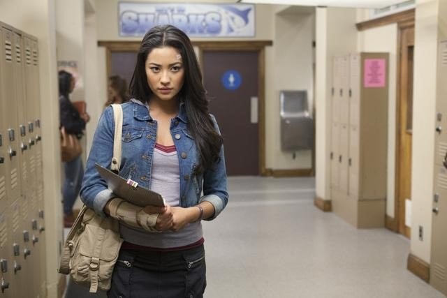 Emily (Shay Mitchell)  dans les couloirs du lycée