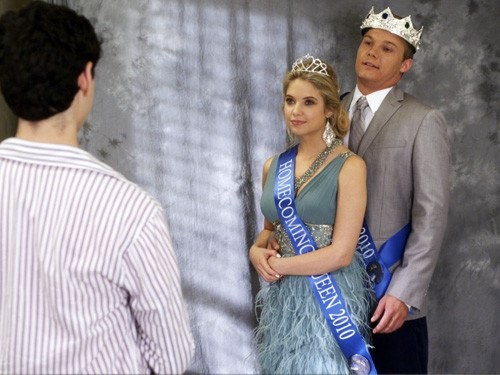 Sean et Hanna ( Ashley Benson) les roi et reine du lycée