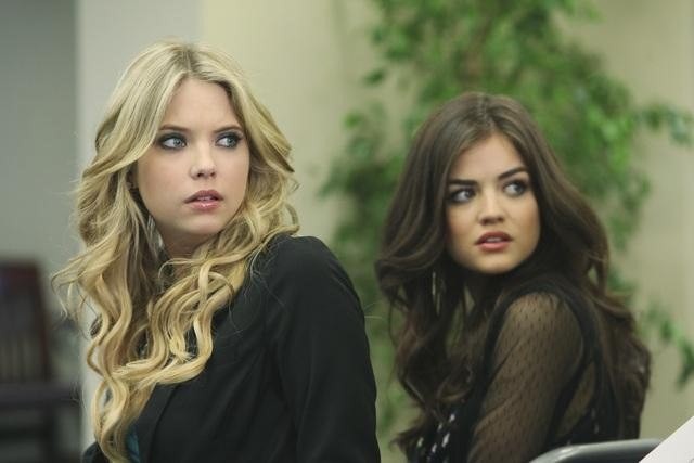 Hanna et Aria surprises pendant l'hommage à Alison