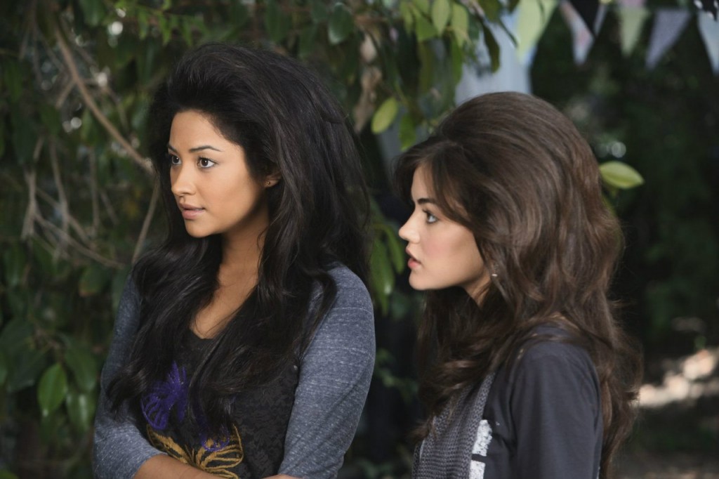 Aria ( Lucy Hale) et Emily ( Shay Mitchell) 