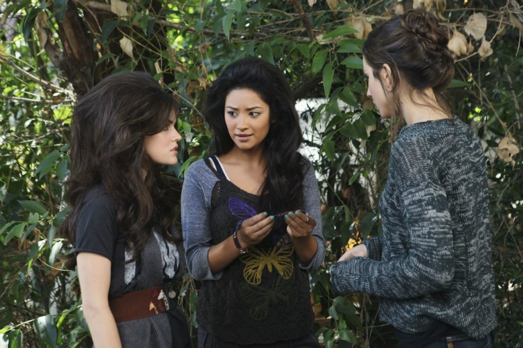 Spencer ( Troian Bellisario) , Aria (Lucy Hale) et Emily ( Shay Mitchell) en forêt