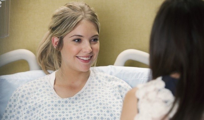 Hanna ( Ashley Benson ) à L'hôpital