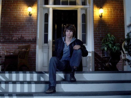Toby (Keegan Allen) sur le proche de sa maison