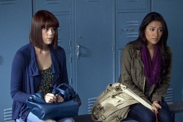 Paige ( Lindsay Shaw) et Emily (Shay Mitchell) dans les vestiaires