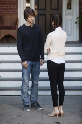 Spencer ( Troian Bellisario) arrive chez Toby (Keegan Allen)