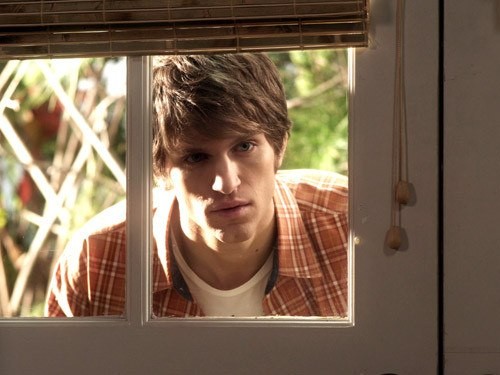 Toby regarde par la fenêtre