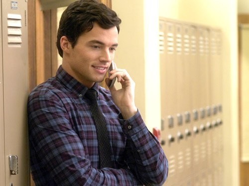 Ezra au téléphone , dans le lycée