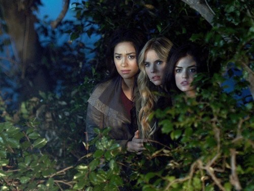 Hanna , Aria et Emily dans les bois