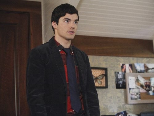 Ezra dans son appartement