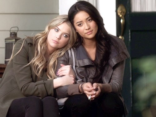 Hanna et Emily se réconfortent