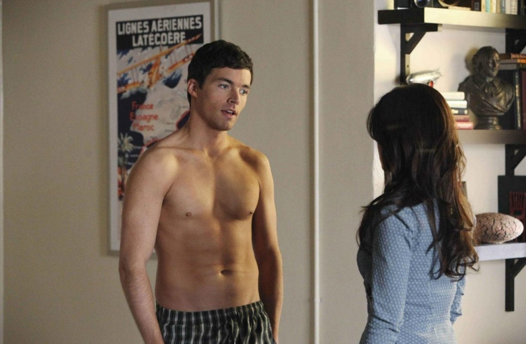 Ezra dans son appartement reçoit Aria