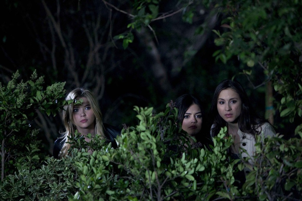 Aria , Spencer et Hanna observent 