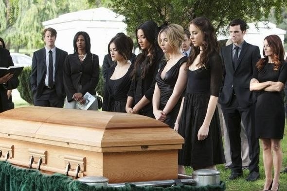 Les filles pendant les funérailles de Ian