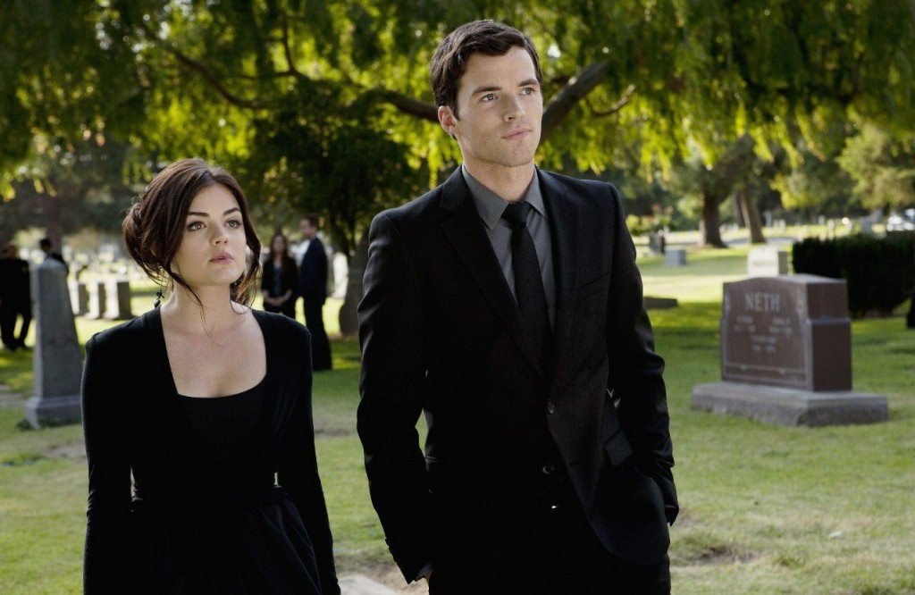 Ezra et Aria pendant les funérailles de Ian