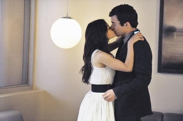 Ezra et Aria s'embrassent à l'hôpital
