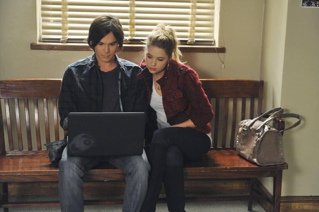 Hanna et Caleb regardent sur l'ordinateur