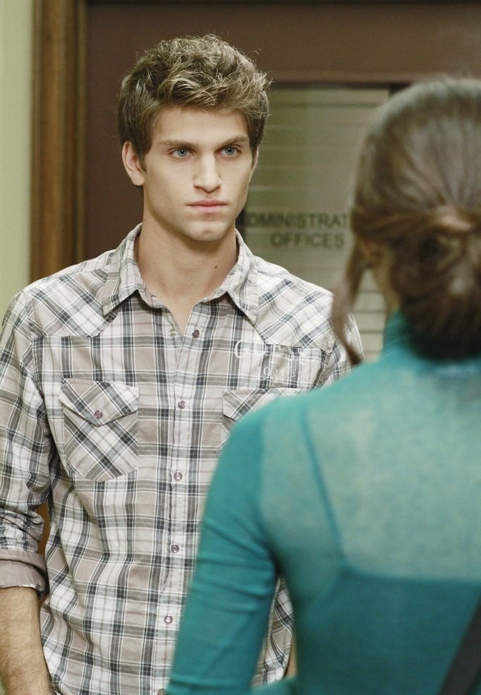 Toby parle à Spencer