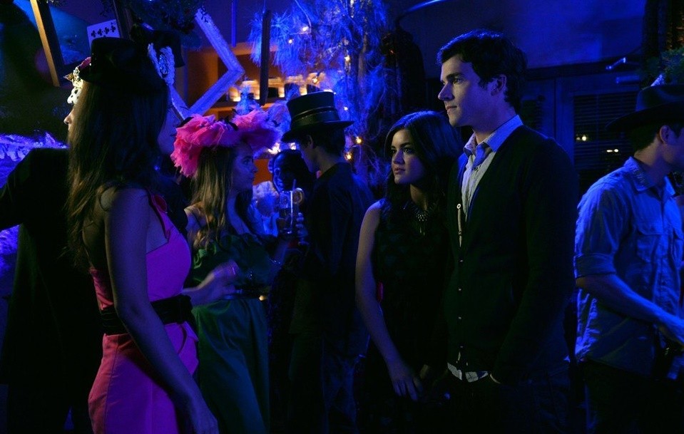 Aria et Ezra pendant la fête d'anniversaire de Jenna 
