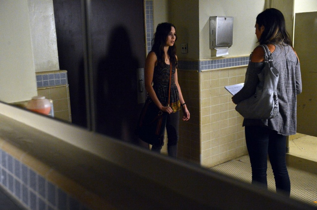 Spencer et Emily dans les toilettes