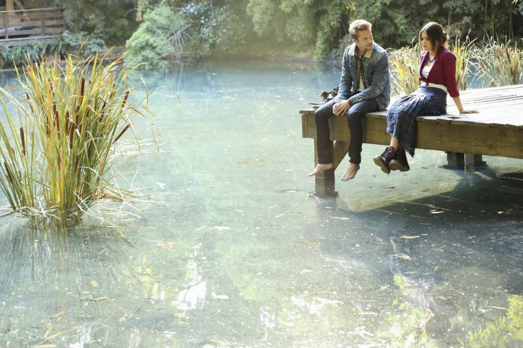 Riley ( Nick Roux) et  Aria sont au bord d'un lac