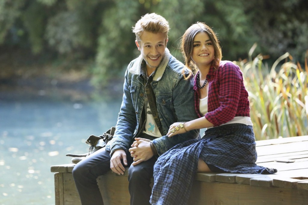 Riley ( Nick Roux) et  Aria sont au bord d'un lac