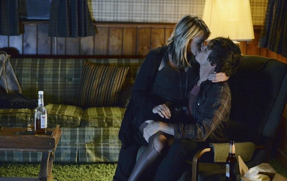 Caleb et Hanna s'embrassent