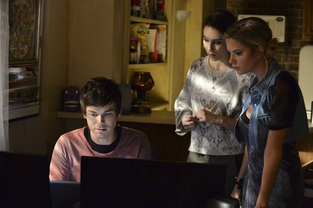 Hanna et Spencer regardent Caleb travailler