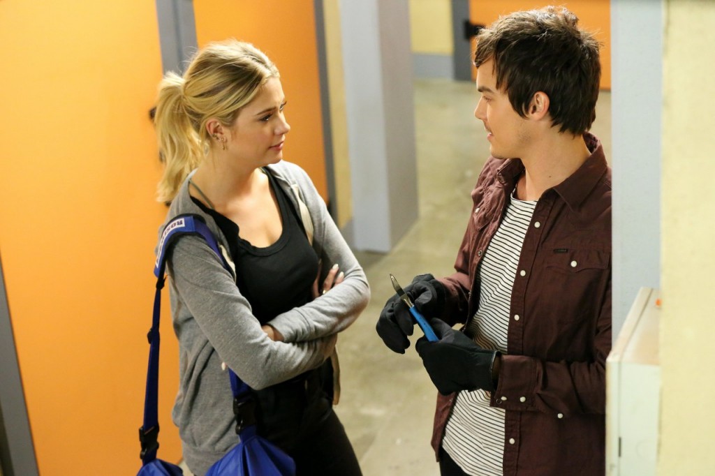 Hanna et Caleb se parlent