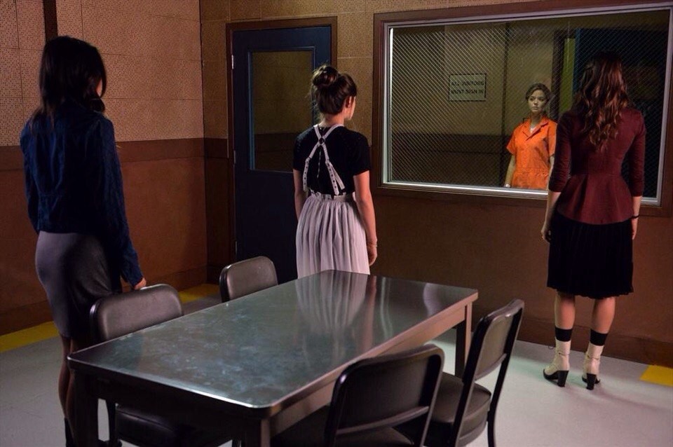 Les filles sont dans la salle d'interrogatoire