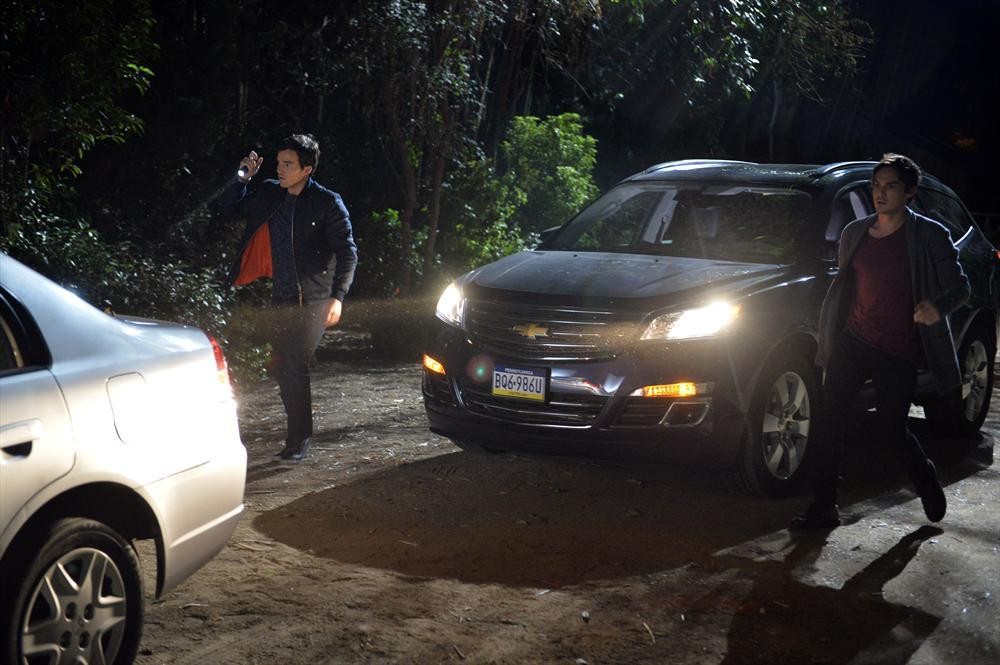 Caleb et Ezra trouvent une voiture