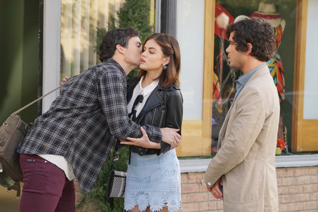 Ezra embrasse Aria